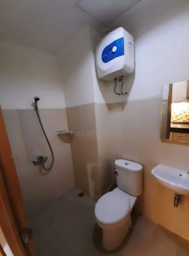 Bathroom 4, New Apartment Bale Hinggil by Eric, Surabaya