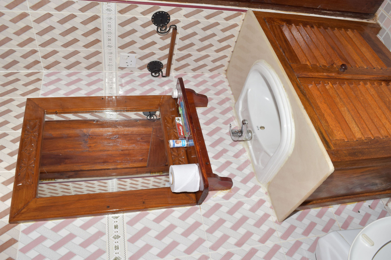 Bathroom 2, Chukwani Executive Inn, Magharibi