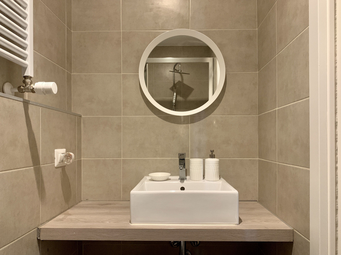 Bathroom 2, Stromboli, Milano