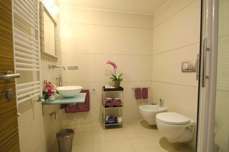 Bathroom 5, Interno 5, Rome