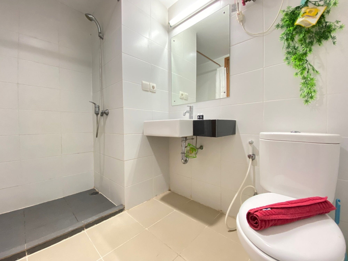 Bathroom 5, Bright Studio Room at Beverly Dago Apartment, Bandung