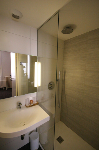 Bathroom 4, Hôtel De La Gare Troyes Centre, Aube