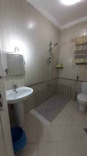 Bathroom 3, 1F Abbas Al Assar, Al-Muntazah