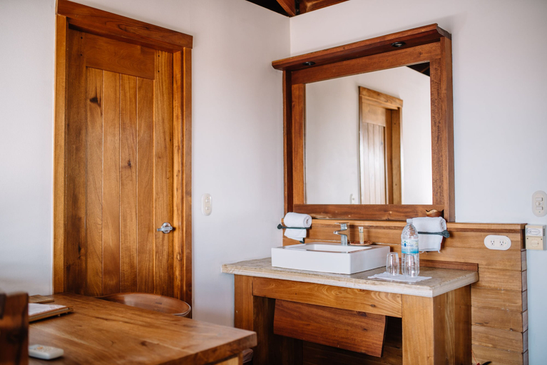 Bathroom 5, Aqua Oceanfront Hotel Resort, Tola