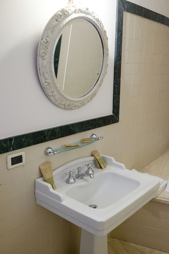 Bathroom 5, Ristorante Albergo Corona, Alessandria