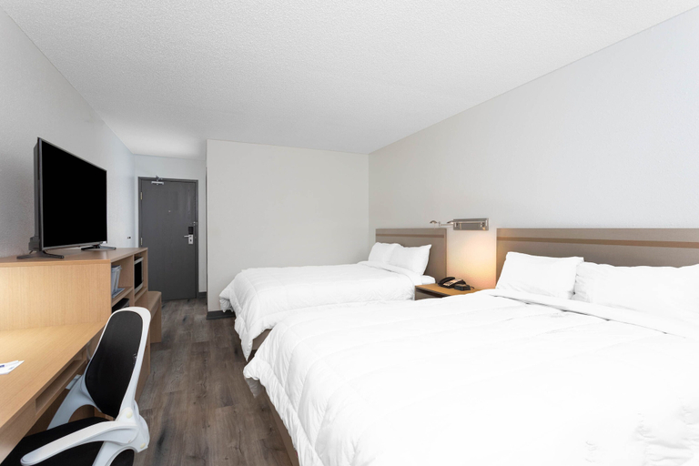 Bedroom 3, Travelodge by Wyndham Elkhart, Elkhart