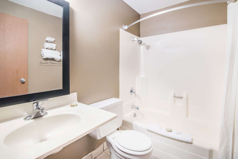 Bathroom 4, Super 8 by Wyndham Miller, Hand