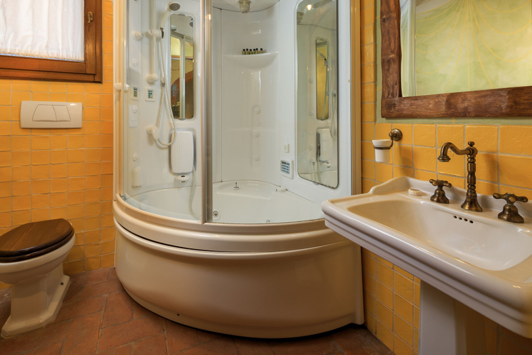 Bathroom 4, Le Lappe, Arezzo