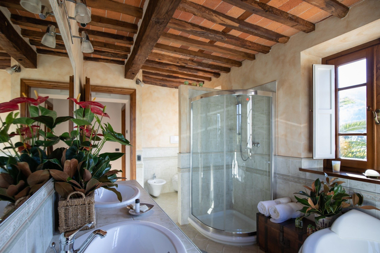 Bathroom 4, Casale Isidora, Lucca