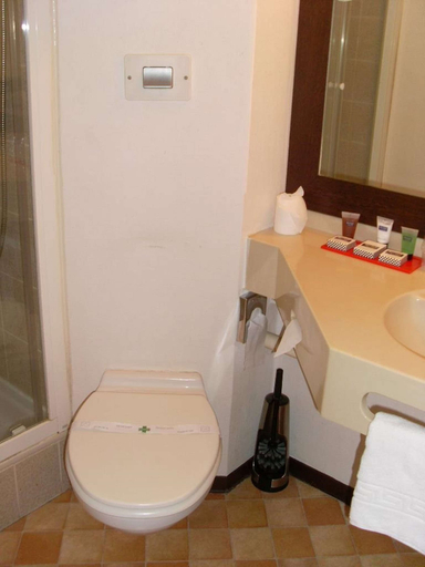 Bathroom 4, KYRIAD Design ENZO VIERZON, Cher