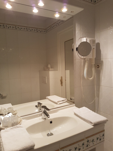 Bathroom 5, Kyriad Saumur Centre, Maine-et-Loire