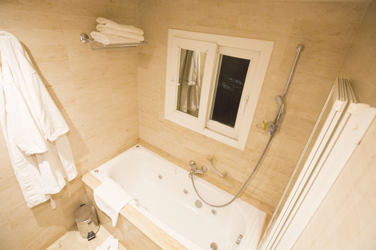 Bathroom 4, Les Ambassadeurs, Bab Bhar