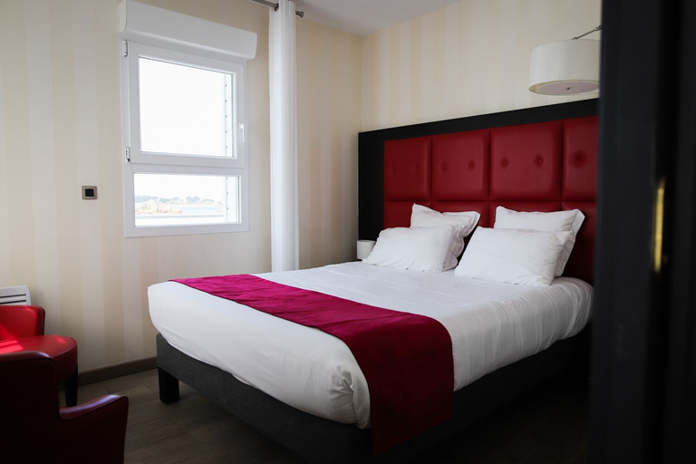 Bedroom 3, Logis Hôtel Saint-Guirec et de la Plage, Côtes-d'Armor