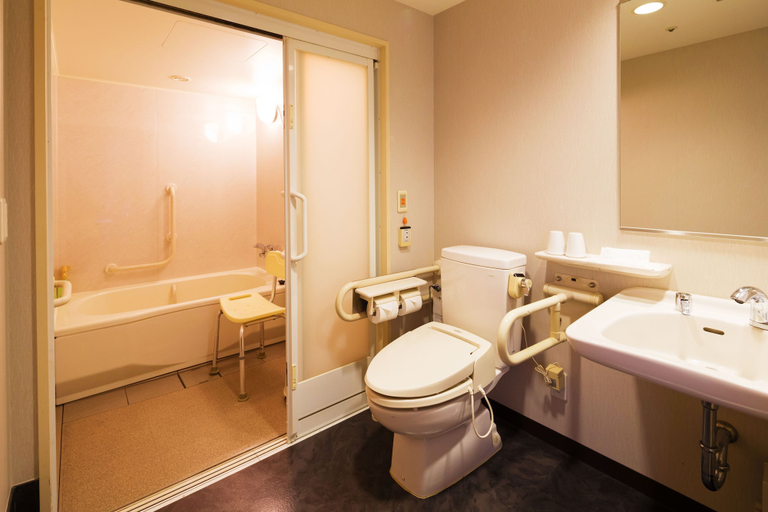 Bathroom 5, Navios Yokohama, Yokohama