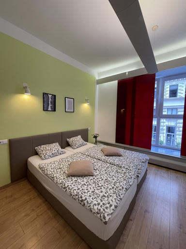 Bedroom 3, Dan In'n Out, Wien