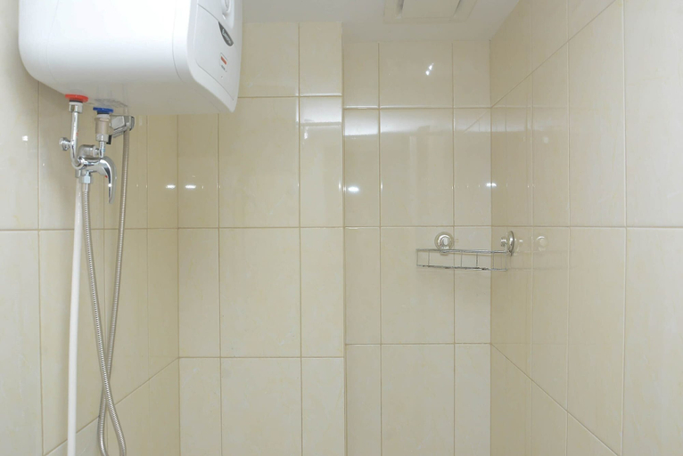 Bathroom 5, Modern 2BR Apartment @ Springlake Summarecon By Travelio, Bekasi