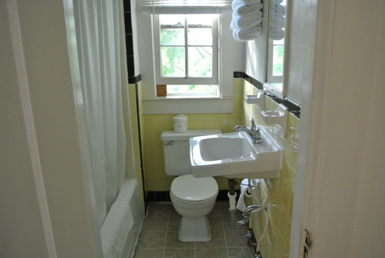 Bathroom 5, RoseWood Inn, Swain