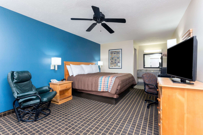 Bedroom 4, Days Inn by Wyndham Forest, Scott