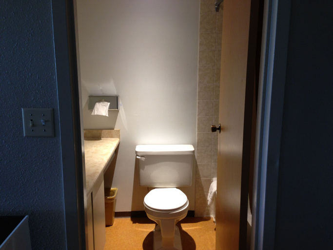 Bathroom 4, Moby Dick Inn, Skeena-Queen Charlotte