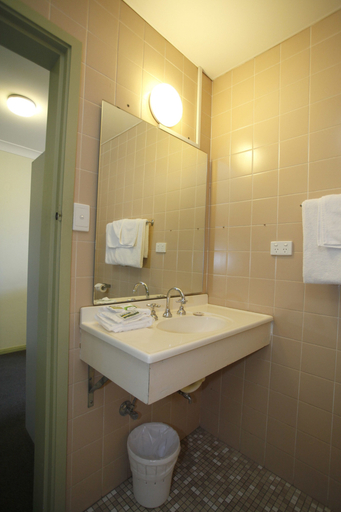 Bathroom 4, Maclin Lodge Motel, Campbelltown - South