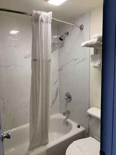 Bathroom 5, Days Inn by Wyndham Okmulgee, Okmulgee