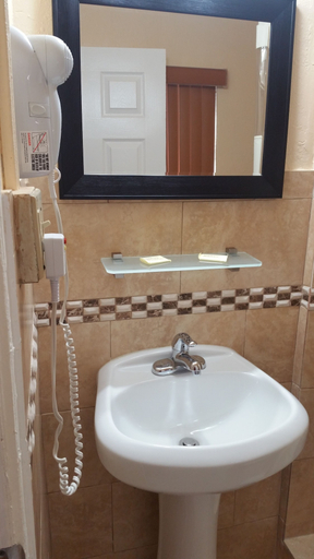 Bathroom 2, Palms Inn, Broward