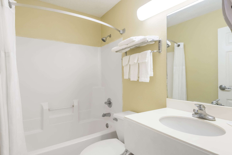 Bathroom 4, Super 8 by Wyndham Indianapolis/NE/Castleton Area, Marion