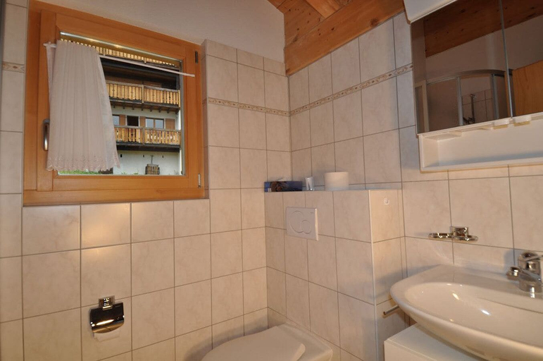 Bathroom, Camelot 5, Raron