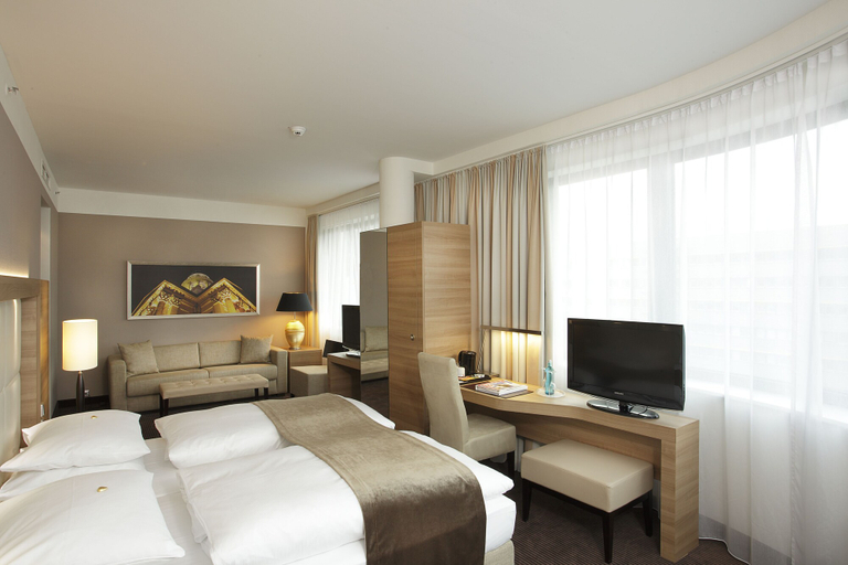 Bedroom 4, H4 Hotel Berlin Alexanderplatz, Berlin