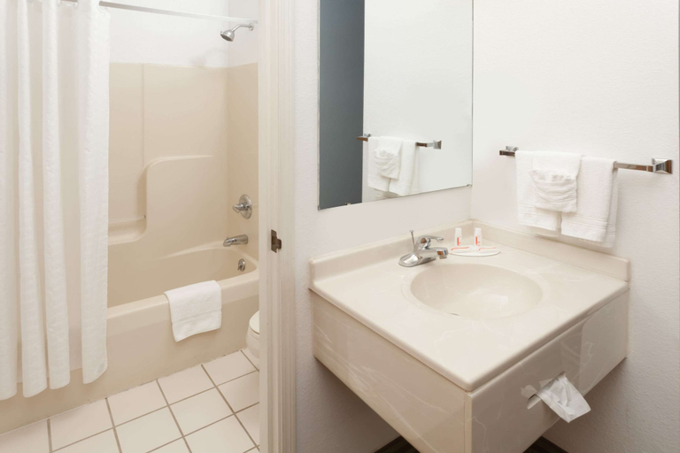 Bathroom 4, Super 8 by Wyndham Huntington, Huntington