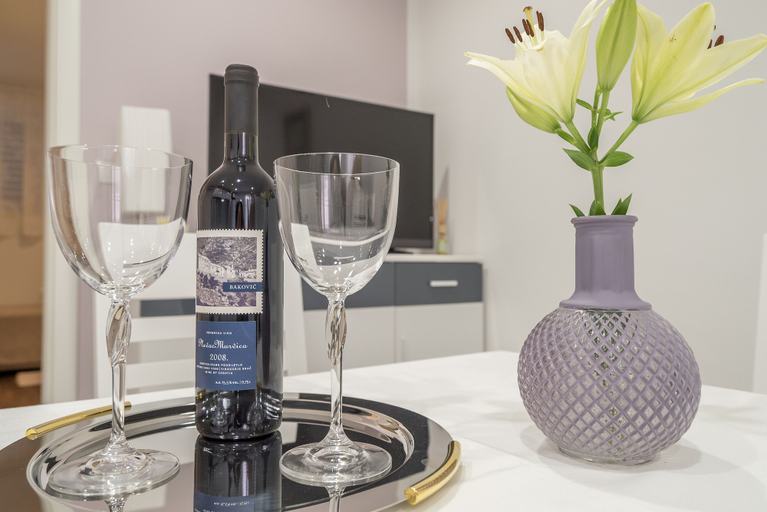 Food & Drinks, Drop In Split Suites, Split