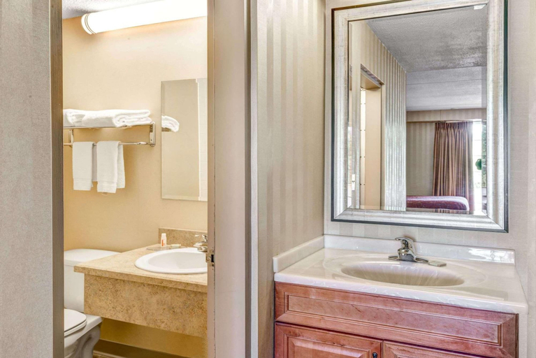 Bathroom 5, HomeSpring Inn & Studios, Hartford