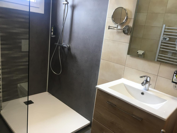 Bathroom 5, Les Balcons de l'Espérance, Dordogne