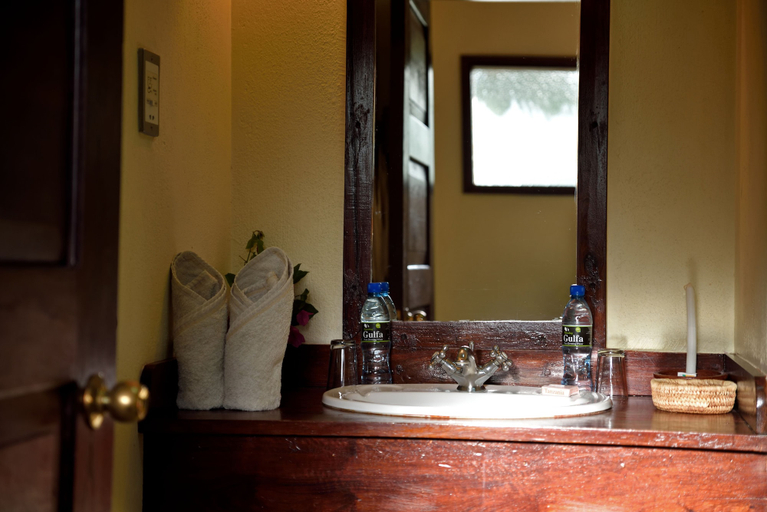Bathroom 4, Kia Lodge, Hai