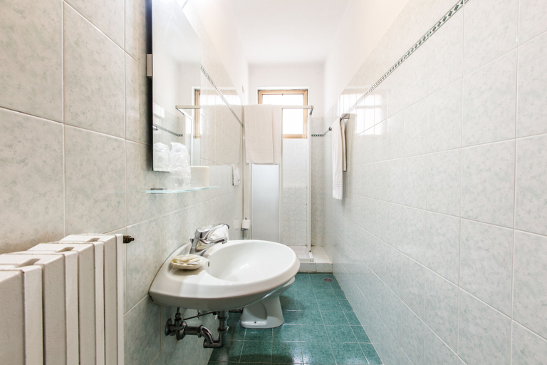 Bathroom 5, Hotel Guerrini, Venezia