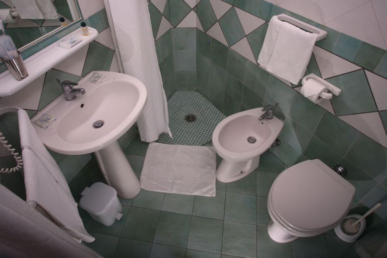 Bathroom 4, Hotel & Residence Matarese, Napoli