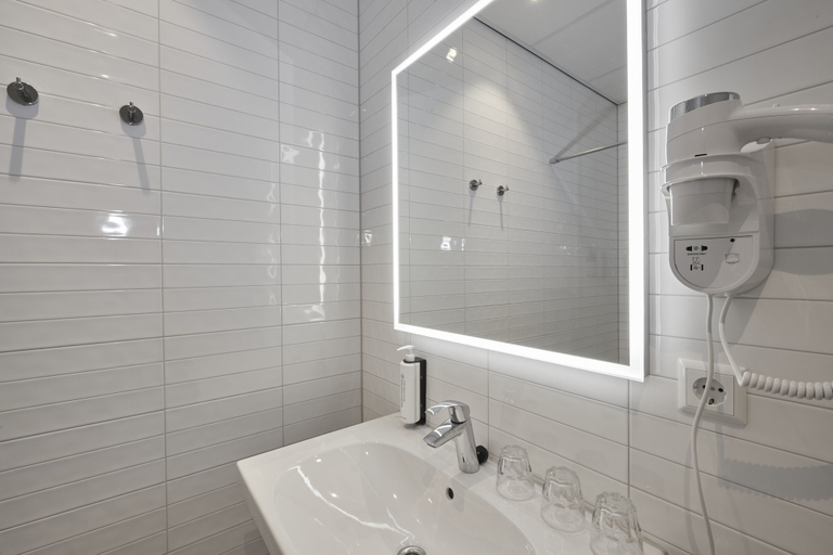 Bathroom 5, ibis Styles Almere, Almere