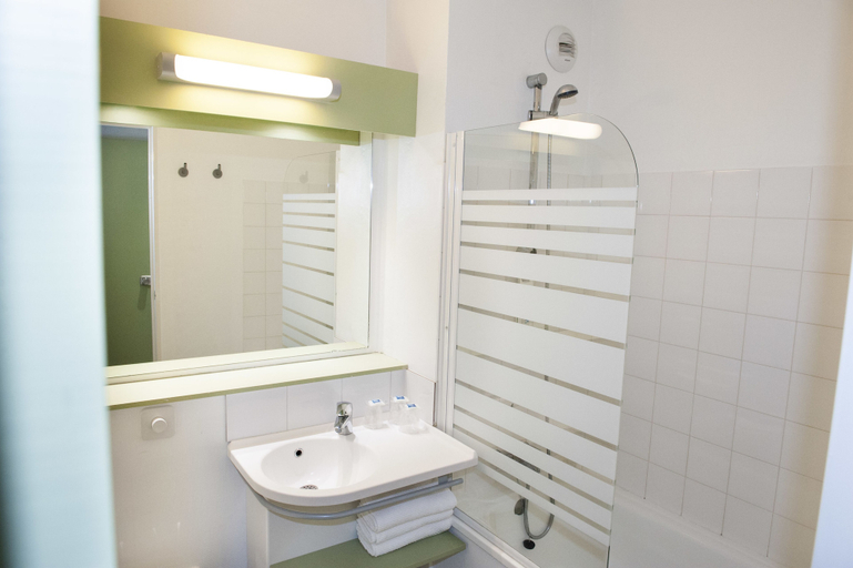 Bathroom 5, Ibis Budget Goussainville Charles De Gaulle, Val-d'Oise
