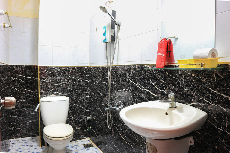 Bathroom 3, RedDoorz @ Cong Hoa Street, Tân Bình