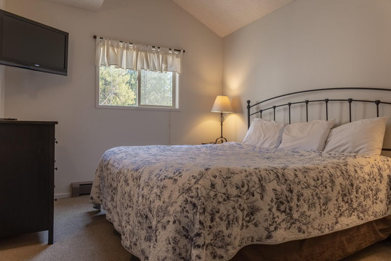 Bedroom 3, Ski House 203/204 Combo, Deschutes