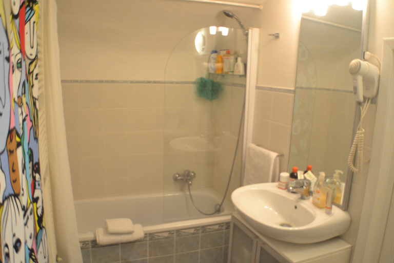 Bathroom 3, Charming Getaway in Florence.. European University, Florence