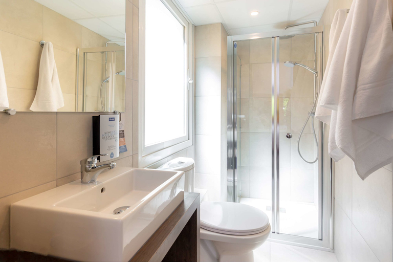 Bathroom 4, Kyriad Avignon - Palais des Papes, Vaucluse