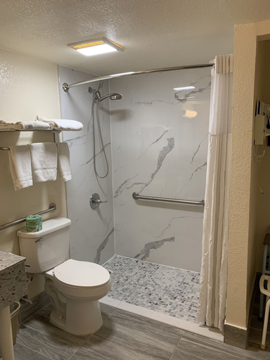 Bathroom 4, Days Inn by Wyndham Okmulgee, Okmulgee