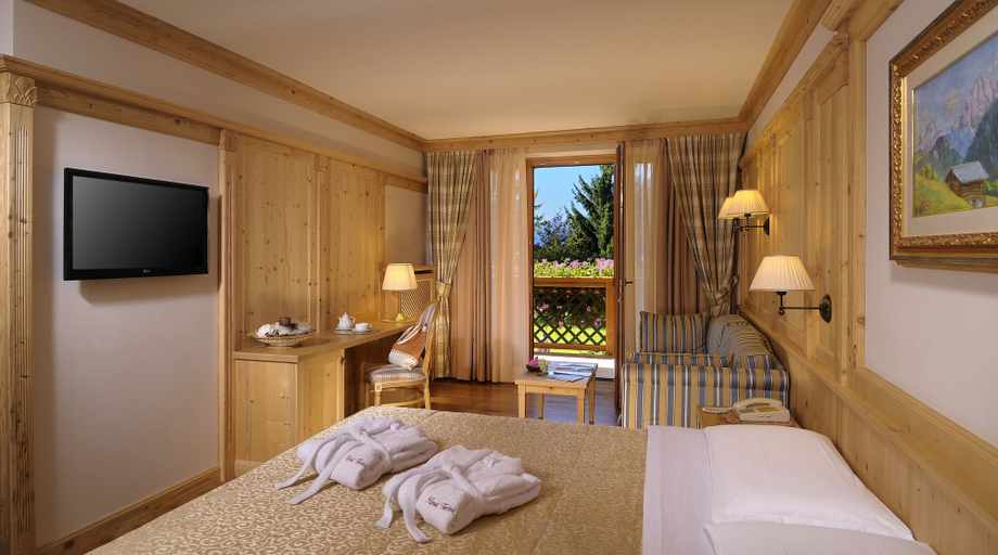 Bedroom 3, Tevini Dolomites Charming Hotel, Trento