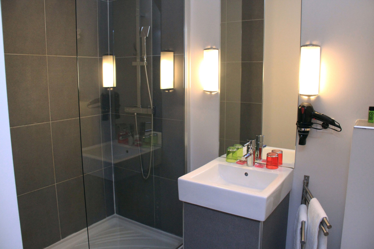 Bathroom 4, Hôtel des Arts, Haute-Garonne