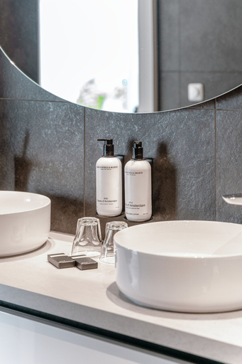 Bathroom 5, Post-Plaza Hotel & Grand Café, Leeuwarden