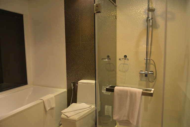Bathroom 5, Sir James Resort, Muak Lek