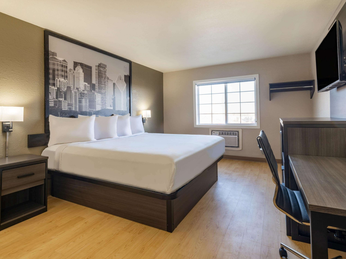 Bedroom 3, Super 8 by Wyndham Clinton, Clinton