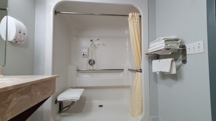 Bathroom 4, South Padre Island Inn, Cameron