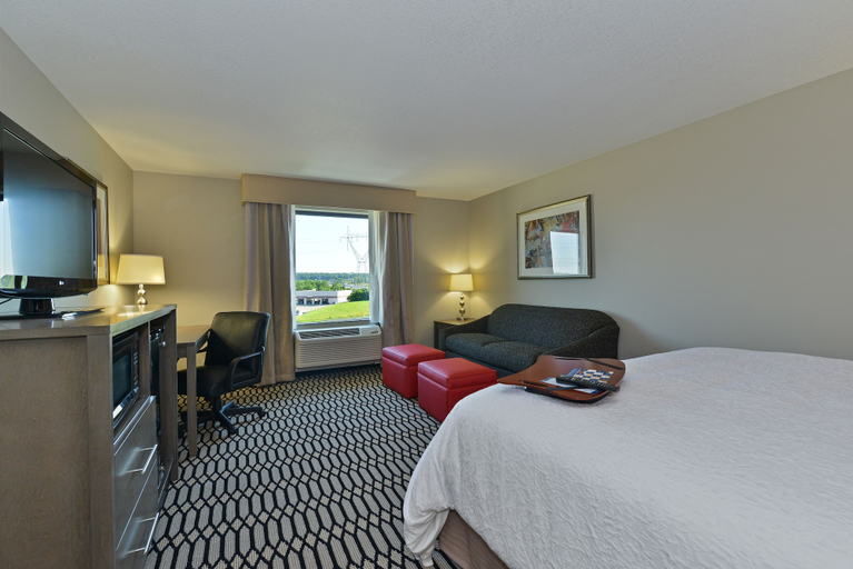 Bedroom 3, Hampton Inn Middletown, Warren